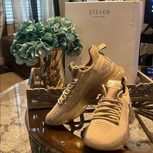 !!NWOT!!  Steven Madden Maxima Sneakers